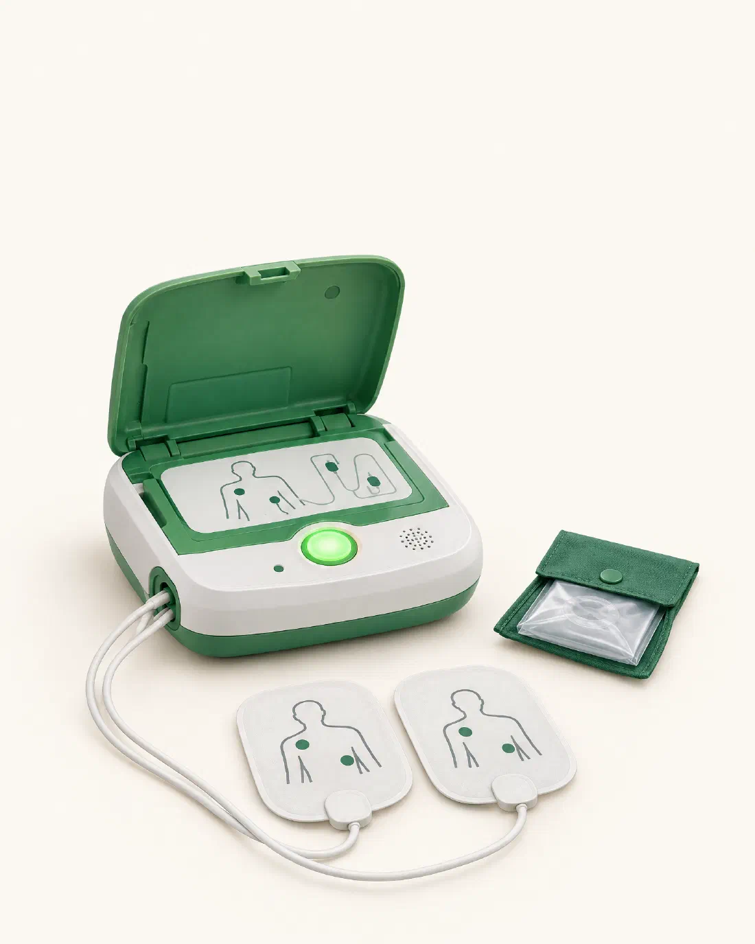 Automatizovaný externí defibrilátor s otevřeným víkem, dvěma nalepovacími elektrodami a resuscitační rouškou